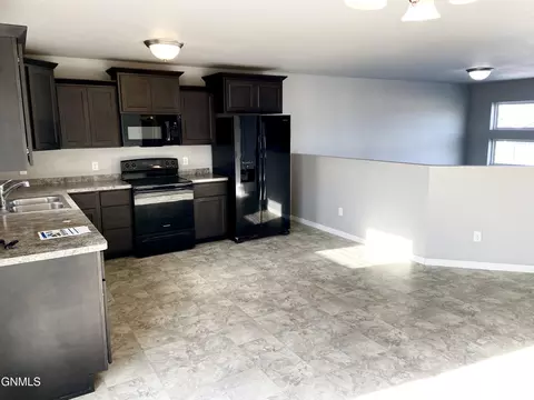 403 Cobblestone Loop SW, Mandan, ND 58554 photo 11