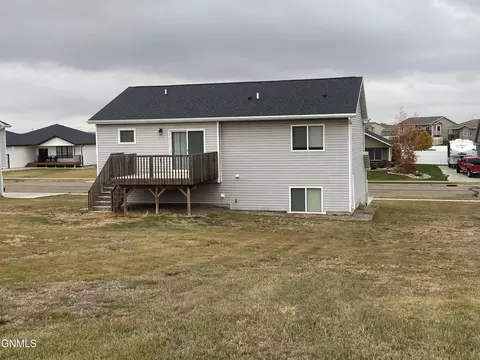403 Cobblestone Loop SW, Mandan, ND 58554 photo 3