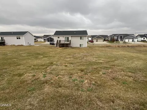 403 Cobblestone Loop SW, Mandan, ND 58554 photo 4