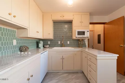 Kitchen - 302 W Divide Ave, Bismarck, ND 58501 photo 1 of 2