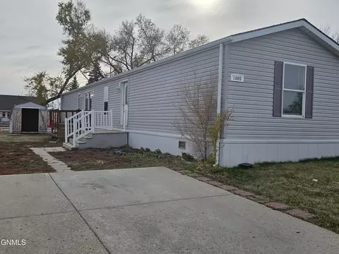 1005 27th St W, Williston, ND 58801