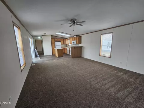 1005 27th St W, Williston, ND 58801 photo 2