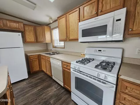 1005 27th St W, Williston, ND 58801 photo 5