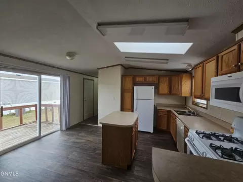 1005 27th St W, Williston, ND 58801 photo 4
