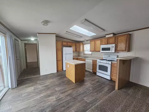 1005 27th St W, Williston, ND 58801 photo 3