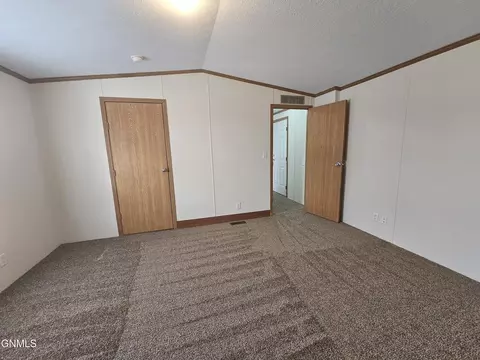 1005 27th St W, Williston, ND 58801 photo 9