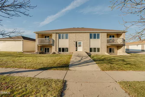 632 Bridgeport Dr, Bismarck, ND 58504