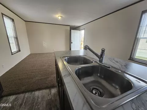 717 28th St W, Williston, ND 58801 photo 9