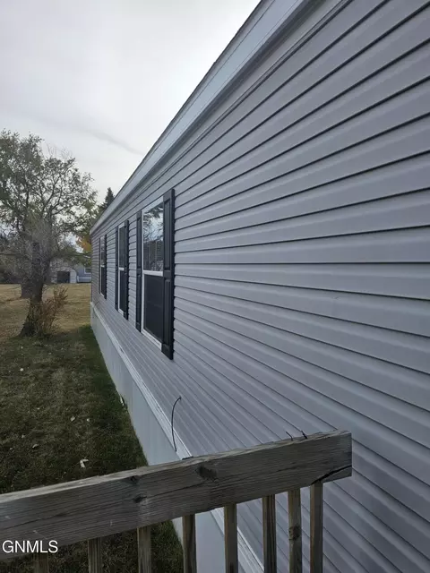 717 28th St W, Williston, ND 58801 photo 2