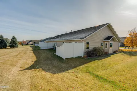 Exterior - 2014 Bay Hill Loop, Bismarck, ND 58503 photo 3 of 10