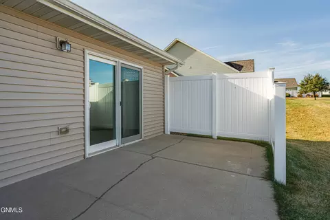 Exterior - 2014 Bay Hill Loop, Bismarck, ND 58503 photo 9 of 10