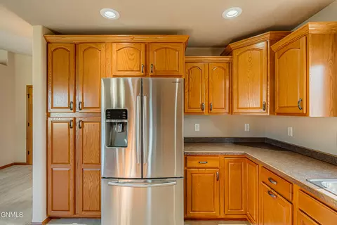 Kitchen - 2014 Bay Hill Loop, Bismarck, ND 58503 photo 5 of 7