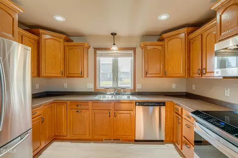 Kitchen - 2014 Bay Hill Loop, Bismarck, ND 58503 photo 3 of 7