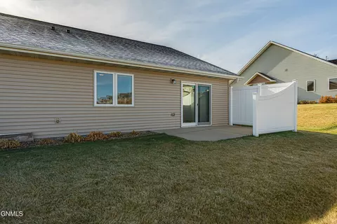 Exterior - 2014 Bay Hill Loop, Bismarck, ND 58503 photo 8 of 10