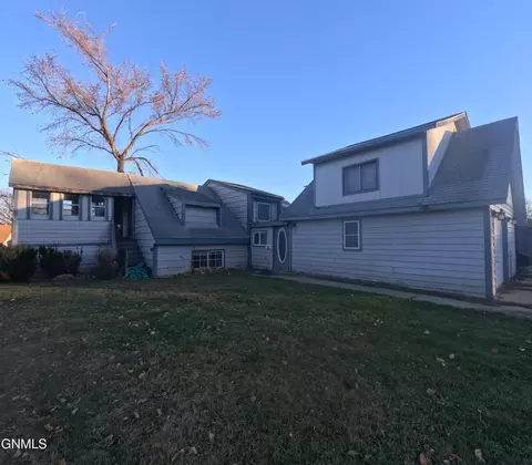 3101 Manitoba Ln, Bismarck, ND 58503