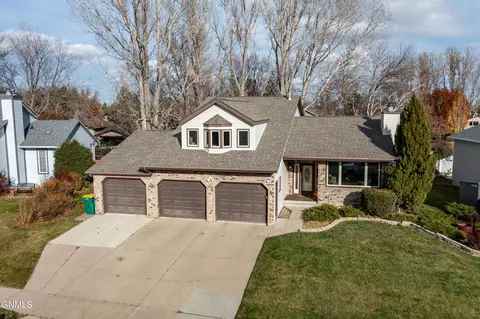 524 Assiniboin Dr, Bismarck, ND 58503