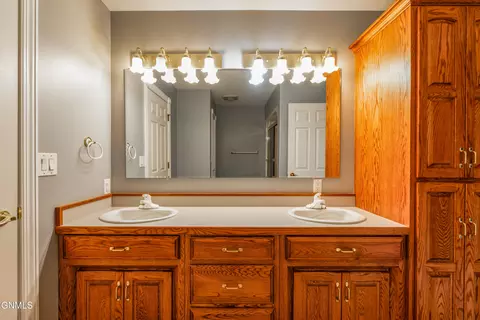 Bath - 2240 Harbor Dr, Bismarck, ND 58504 photo 5 of 10