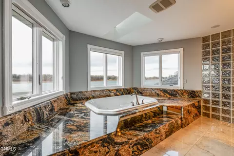 Bath - 2240 Harbor Dr, Bismarck, ND 58504 photo 6 of 10