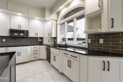 Kitchen - 2240 Harbor Dr, Bismarck, ND 58504 photo 6 of 8