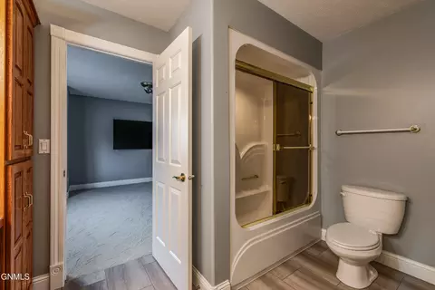 Bath - 2240 Harbor Dr, Bismarck, ND 58504 photo 4 of 10