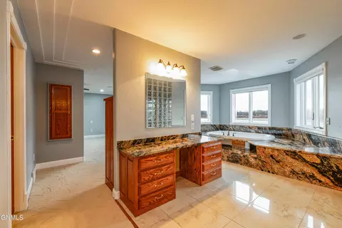 Bath - 2240 Harbor Dr, Bismarck, ND 58504 photo 10 of 10