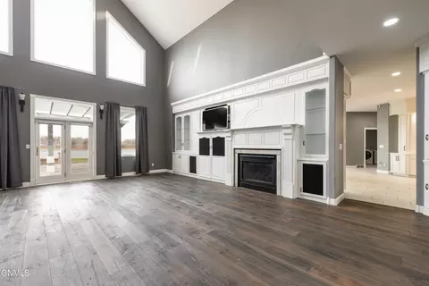 Living - 2240 Harbor Dr, Bismarck, ND 58504 photo 3 of 4