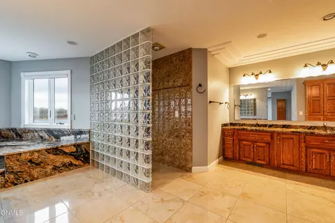 Bath - 2240 Harbor Dr, Bismarck, ND 58504 photo 7 of 10