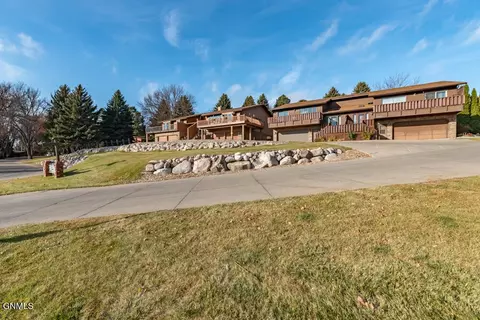 3108 Manitoba Ln, Bismarck, ND 58503