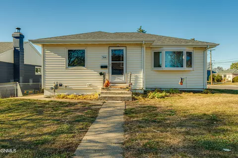 744 23rd St, Bismarck, ND 58501