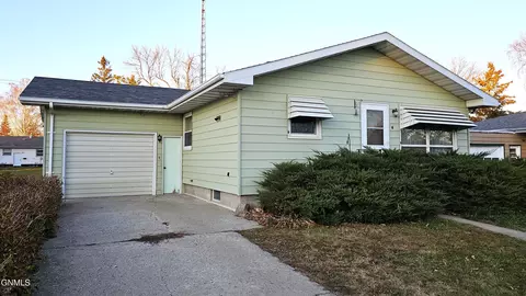 209 6th St N, Ellendale, ND 58436