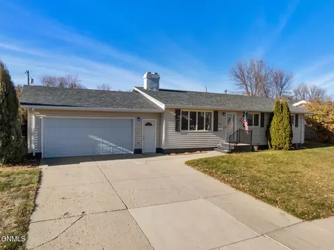 1707 Rose Ln, Williston, ND 58801