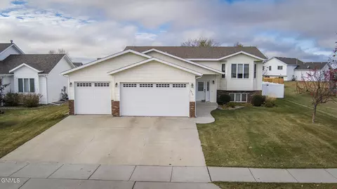 2905 Buckskin Rd, Mandan, ND 58554