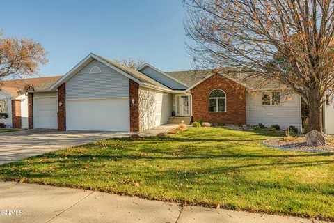 2609 Henry St, Bismarck, ND 58503
