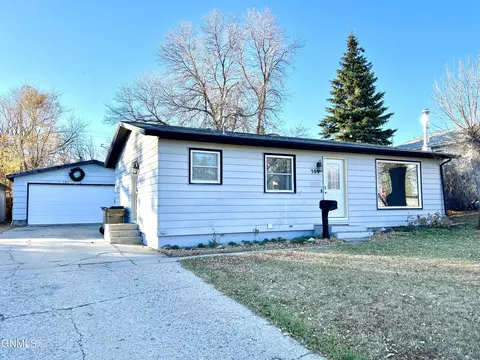 309 24th St NW, Minot, ND 58703