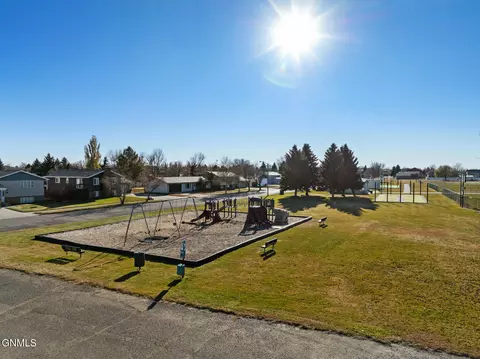 2502 15th Ave W, Williston, ND 58801 photo 9