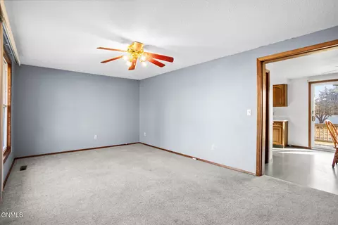 2502 15th Ave W, Williston, ND 58801 photo 12