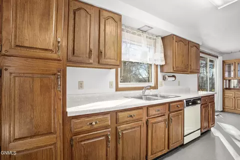 2502 15th Ave W, Williston, ND 58801 photo 17