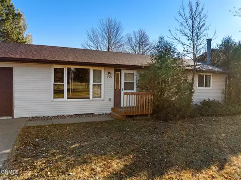 2502 15th Ave W, Williston, ND 58801 photo 3