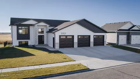 5707 Gold Dr, Bismarck, ND 58503