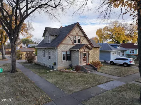 931 8th St, Bismarck, ND 58501