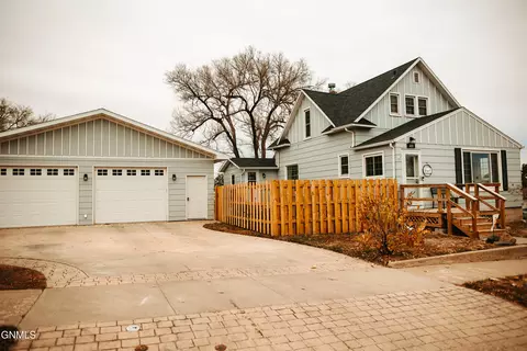328 2nd Ave NE, Watford City, ND 58854
