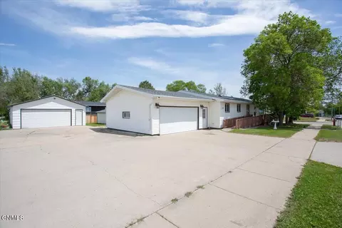 902 Box Elder St, Williston, ND 58801
