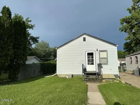 415 12th St, Bismarck, ND 58501