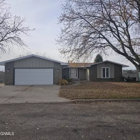 1501 Skyline Dr, Jamestown, ND 58401