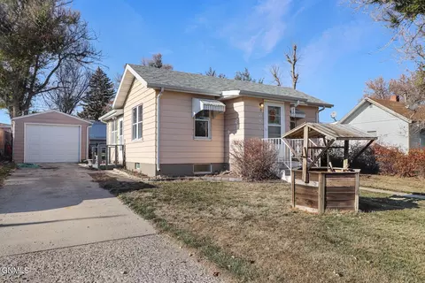 905 6th Ave E, Williston, ND 58801