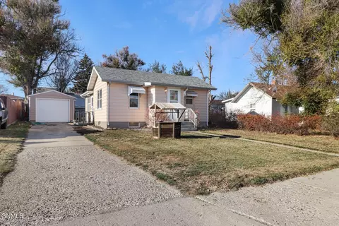 905 6th Ave E, Williston, ND 58801 photo 2