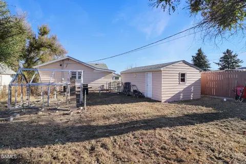 905 6th Ave E, Williston, ND 58801 photo 8
