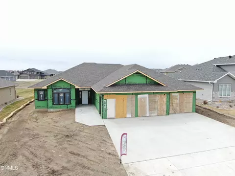 921 Collective Ln, Bismarck, ND 58503