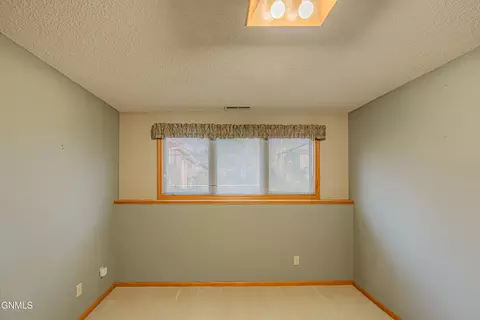 Bedroom - 1409 15th St SE, Mandan, ND 58554 photo 7 of 7