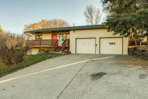 Exterior - 1409 15th St SE, Mandan, ND 58554 photo 5 of 13